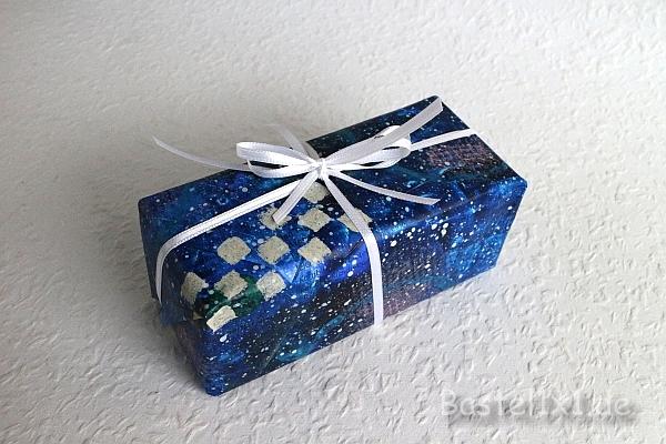 Selbstgebasteltes Geschenkpapier - Blaues Geschenk